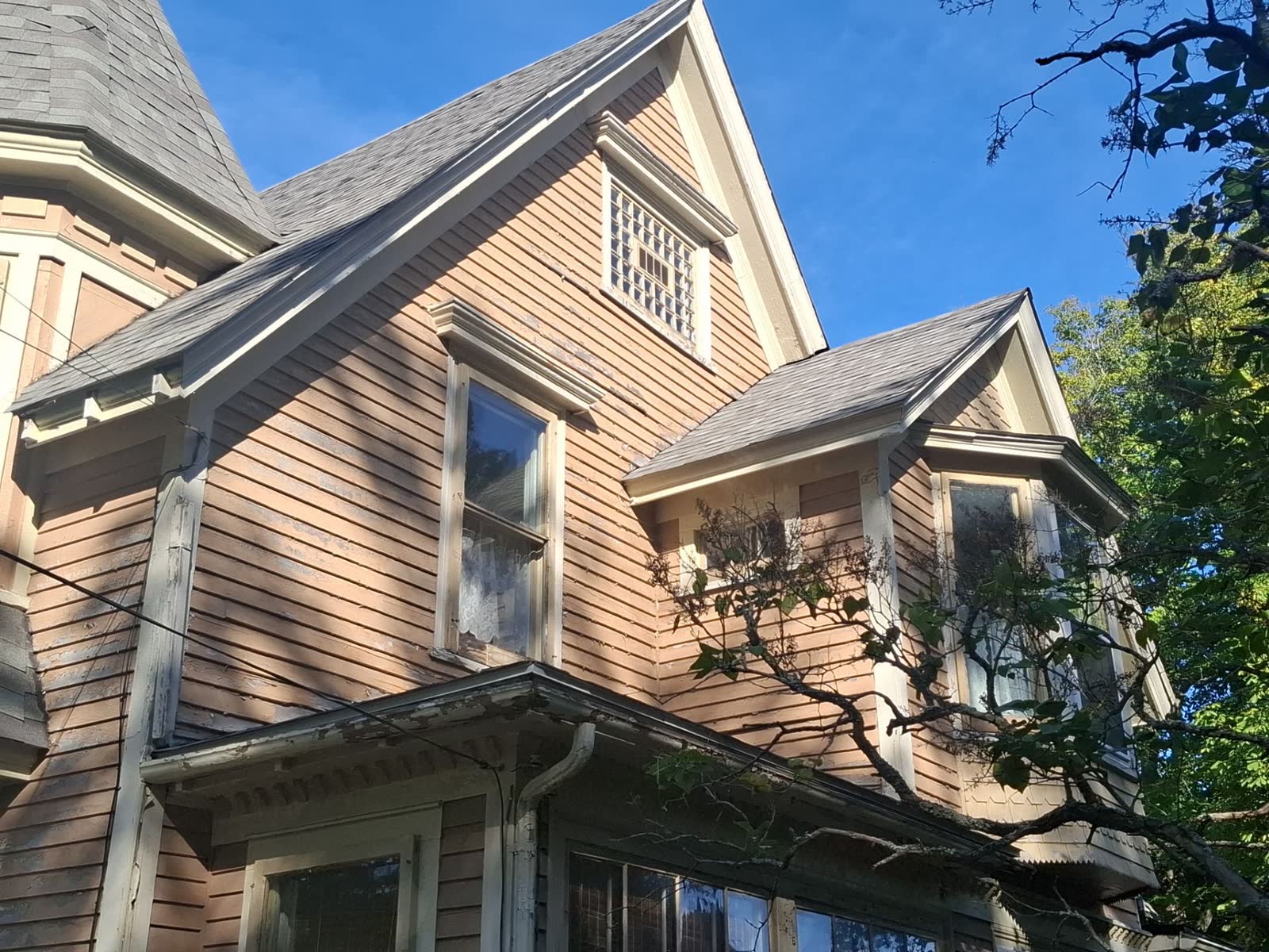 Front elevation of home before roof replacement